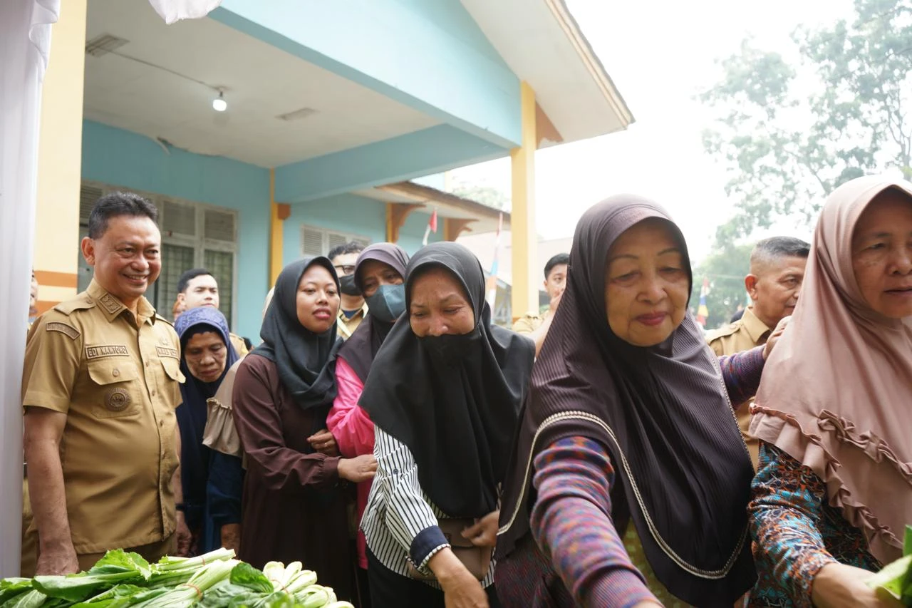 Warga Serbu Pasar Murah di Kantor Camat Tenggara